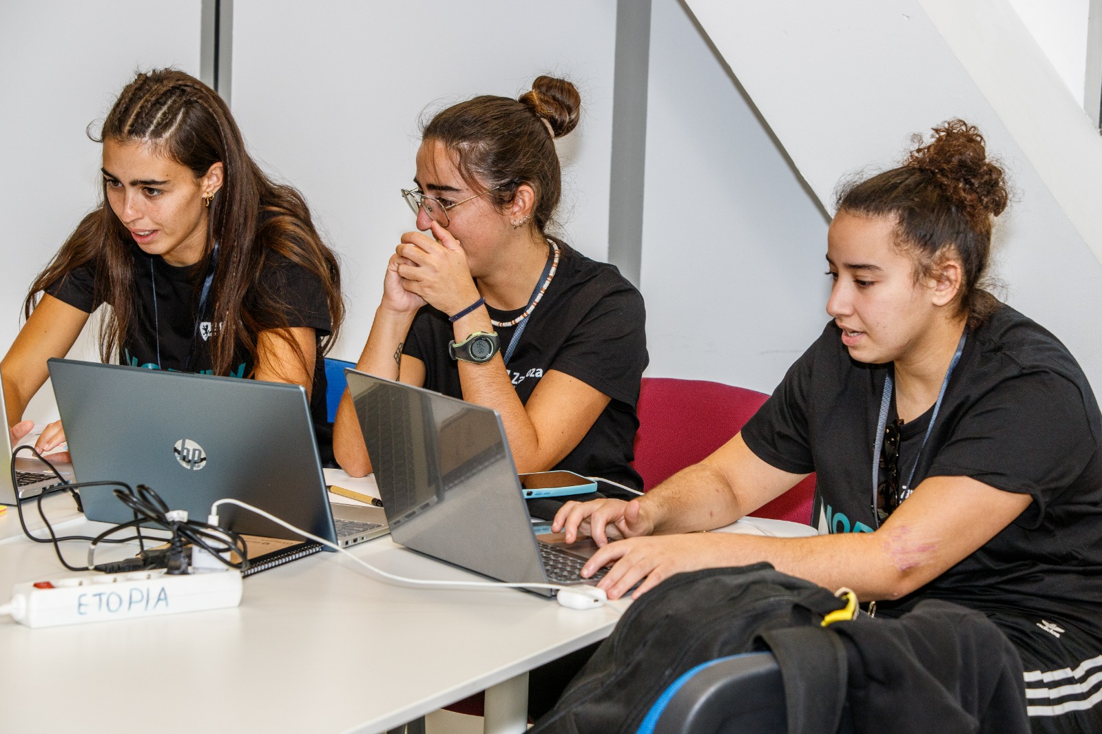 Equipo WEPIIK trabajando en desarrollo web profesional, diseñando sitios web modernos y estrategias digitales para negocios locales